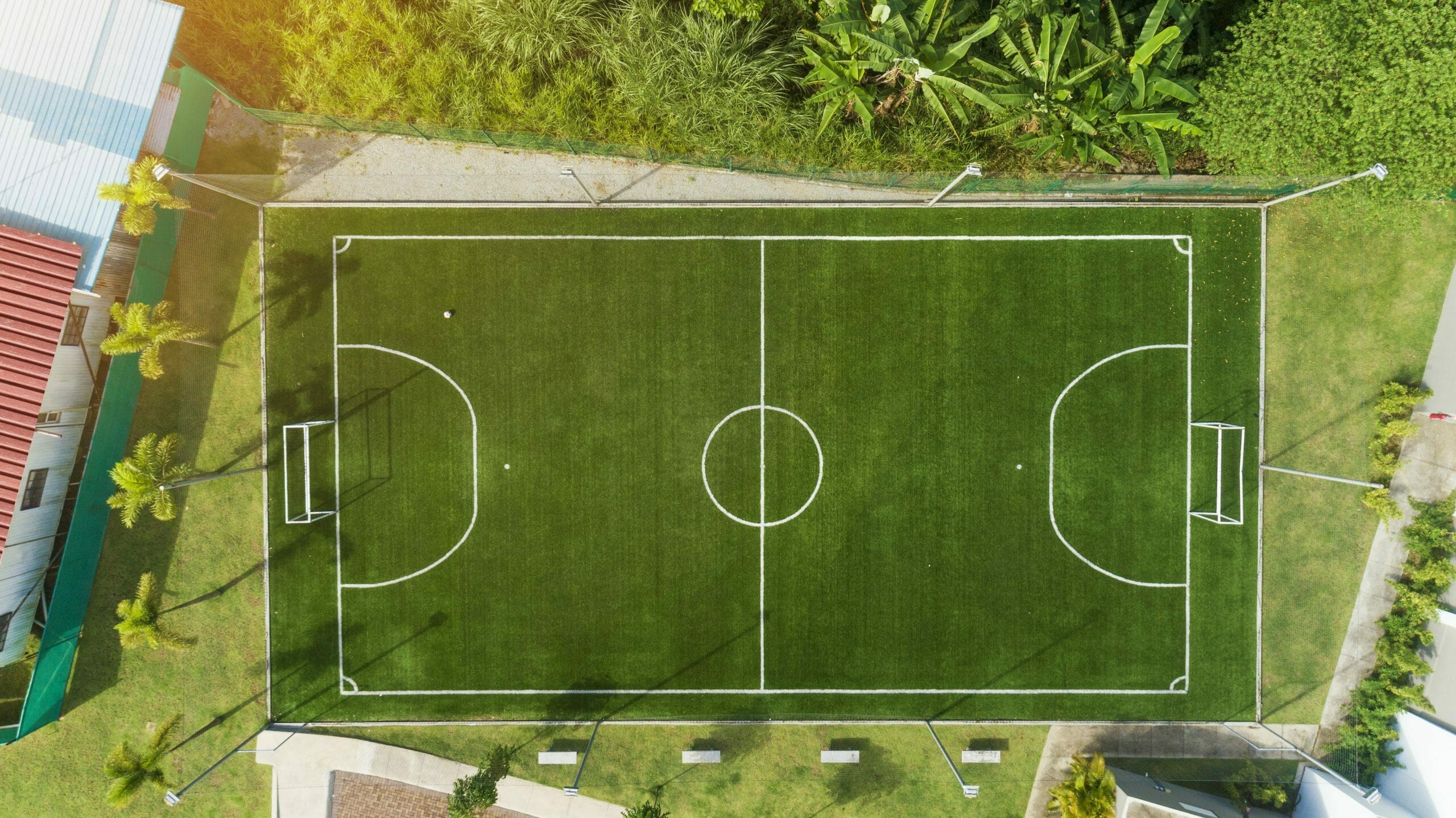 Cancha de futbol sintética como amenidad del proyecto de apartamentos Península Norte en Panamá.