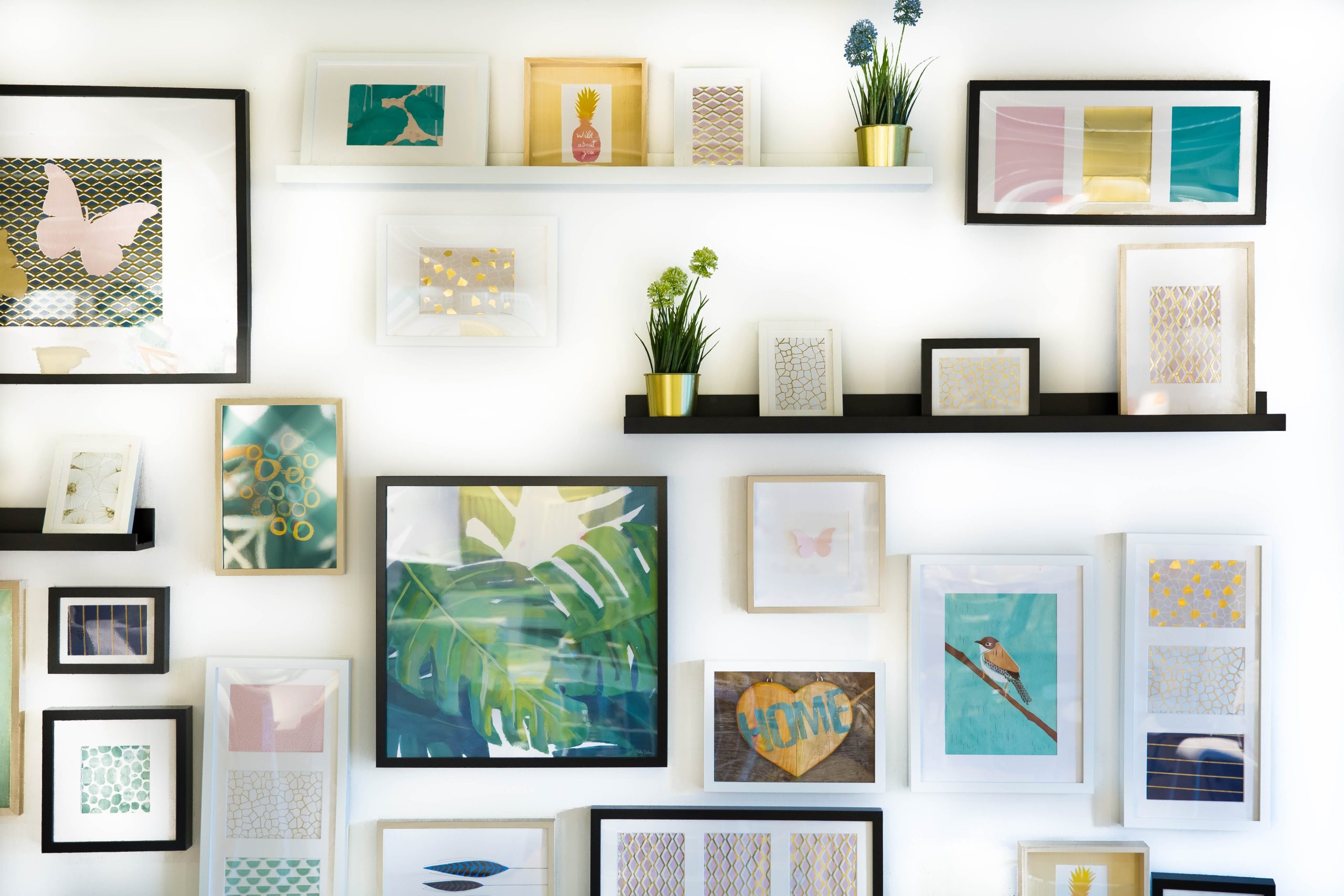 Alternativas rentables: Técnicas para encontrar una decoración económica para tu sala-comedor.