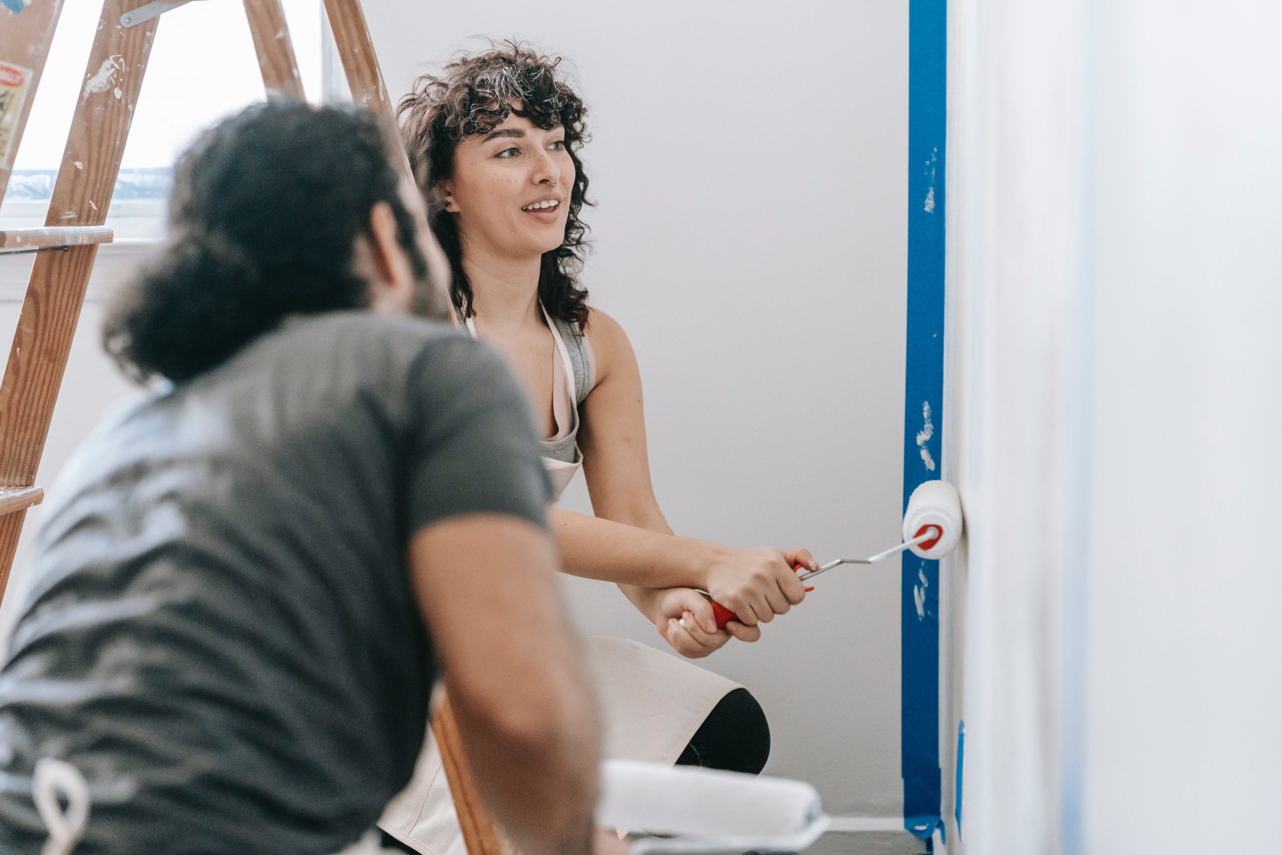 Tips de pintura y decoración para casas pequeñas: Cómo hacer que tu espacio se vea más grande
